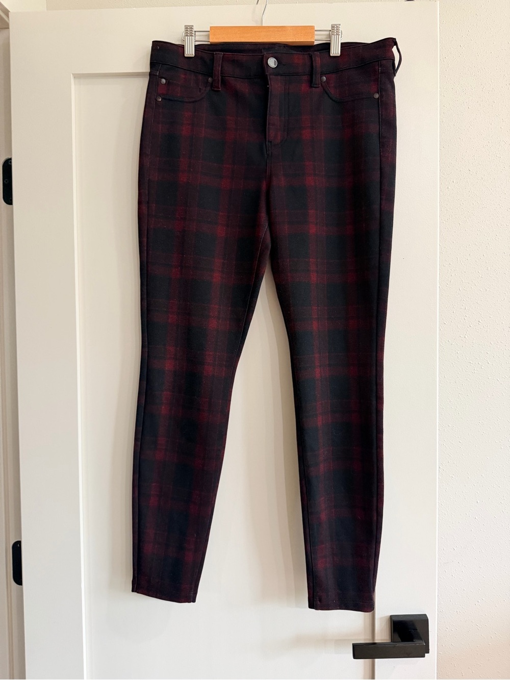 Liverpool Womens Red Plaid Slim Leggings